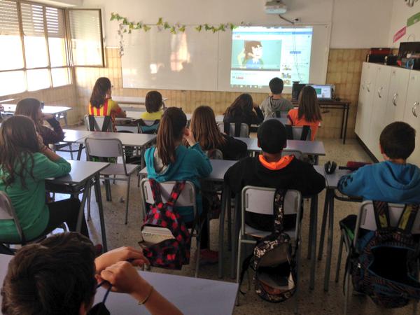 Las y los menores en una se las sesiones niñas-niños-menores- Cataluña-centros-escolares-vida-privada-en-Internet-Pantallas-Amigas