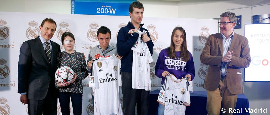 Emilio Butragueño y Francisco Ruiz posan con algunos de los premiados