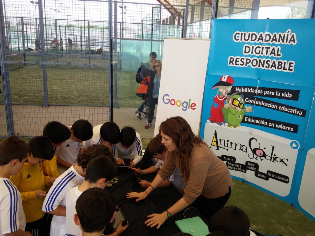 Arrate Emaldi, psicóloga de PantallasAmigas, dinamiza una de las sesiones con el videojuego SmartPrivial
