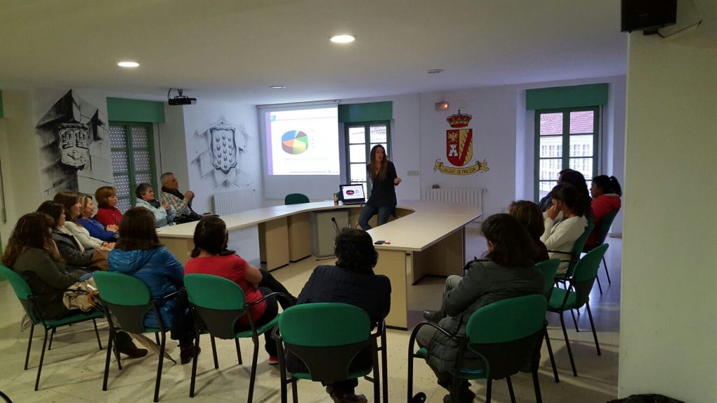 Arrate Emaldi, psicóloga de PantallasAmigas y responsable del proyecto, interviniendo con un grupo de madres y padres en el Ayuntamiento de Maceda (Ourense)