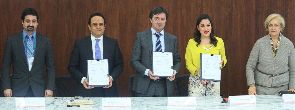 De izquierda a derecha: Urko Fernández, Director de Proyectos de PantallasAmigas, Francisco Javier Acuña, Comisionado del INAI, Jorge Flores, Director de PantallasAmigas, Ximena Puente de la Mora, Comisionada Presidente del INAI y Patricia Kurczyn, Comisionada del INAI