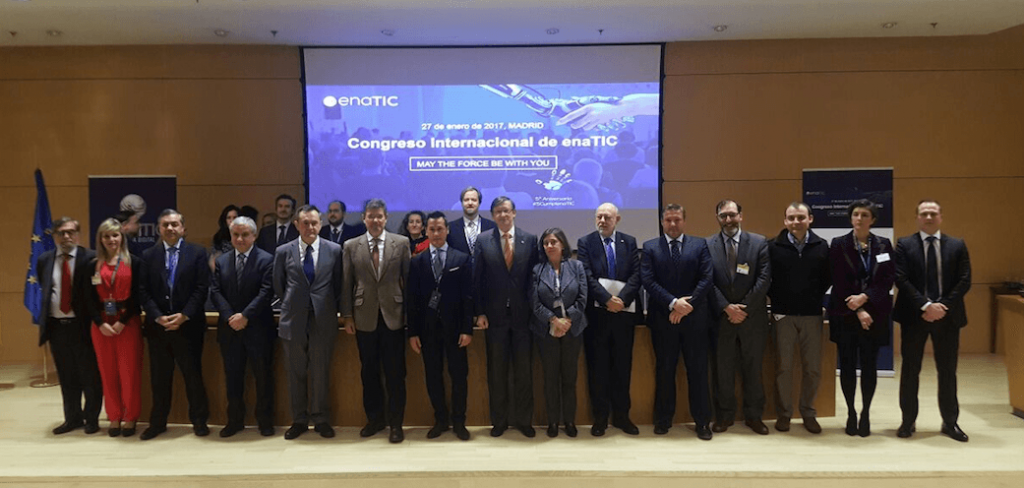 Junta directiva de ENATIC y en el centro Rafael Catala, ministro de Justicia; Rodolfo Tesone, presidente ENATIC, Pere Huguet, exvicepresidente CGAE; la fiscal Elvira Tejada y José Manuel Maza, fiscal general del Estado.